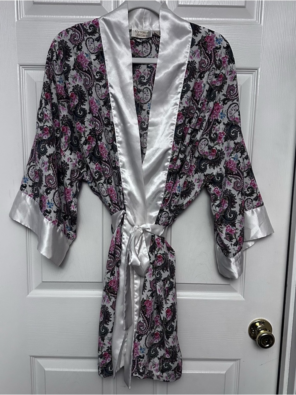 Victoria’s Secret Gold Label Satin Robe White Trim Floral One Size Kimono Sleeve